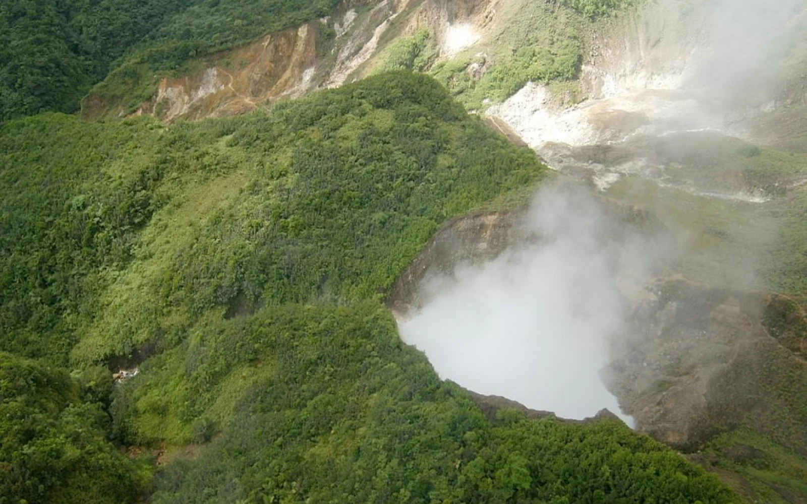 Der Boiling Lake ist der zweitgrößte kochender See der Welt (Foto: DDA)