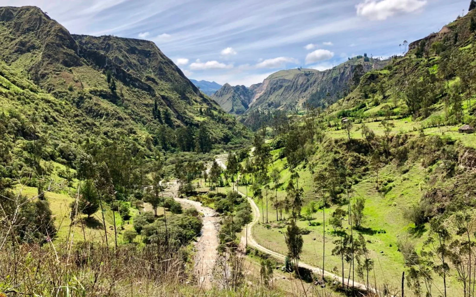 und wandern in landschaftlicher Idylle auf dem Quilotoa-Loop