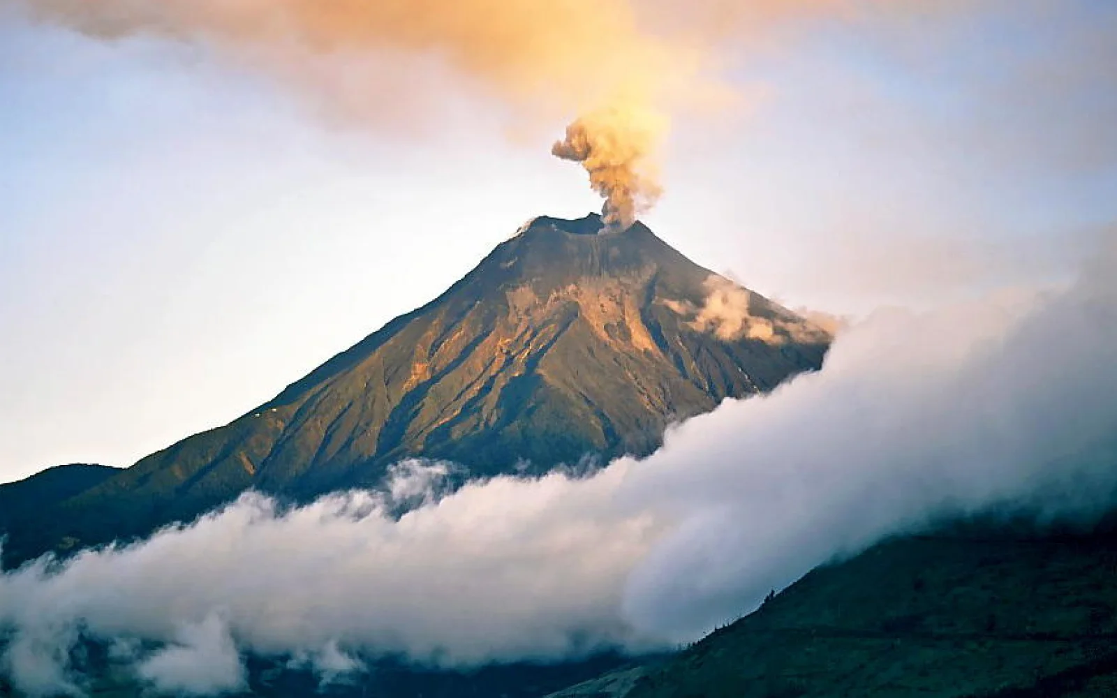 Unterwegs sehen Sie zahlreiche Vulkane, z.B. den Tungurahua
