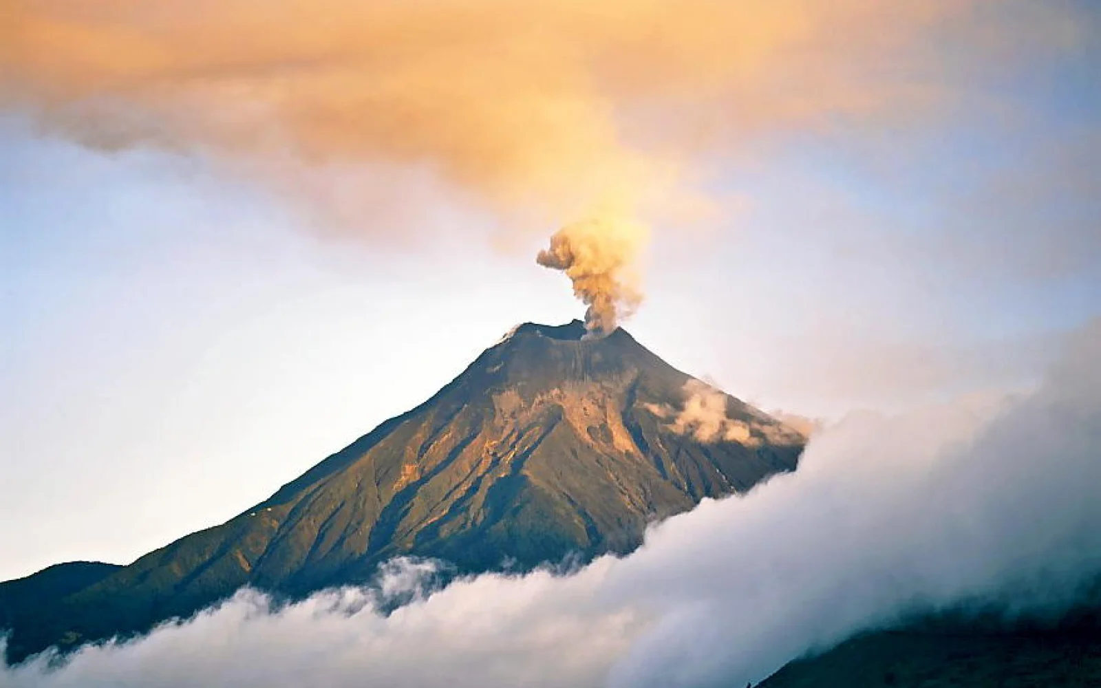 Unterwegs sehen Sie zahlreiche Vulkane, z.B. den Tungurahua