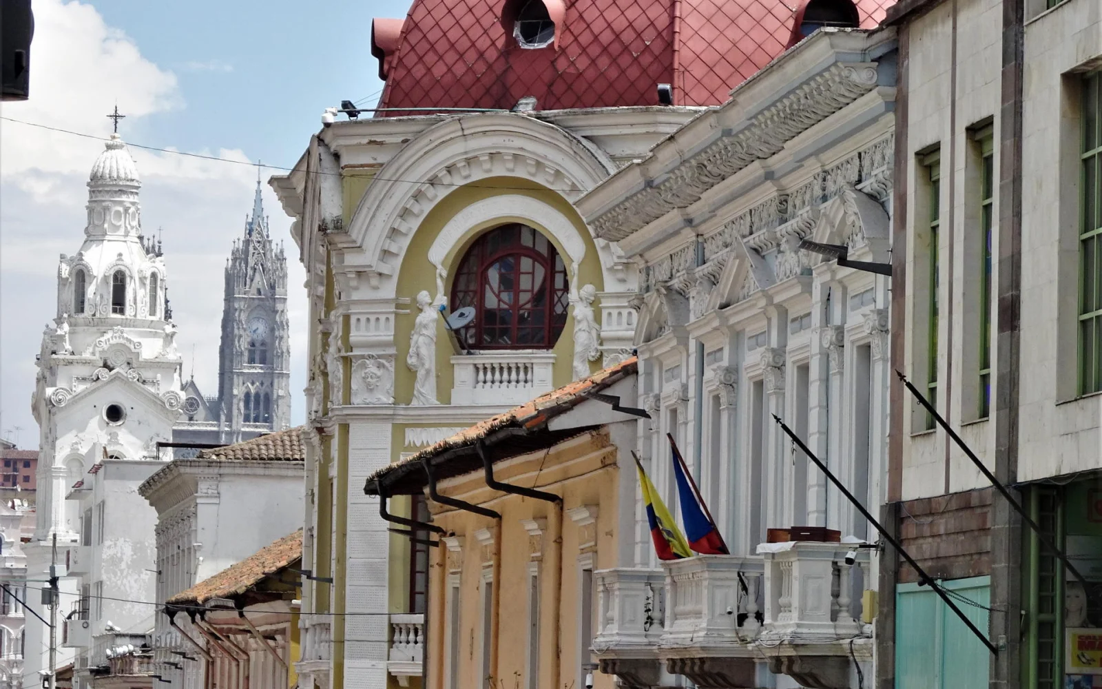 Ihre Reise beginnt in der farbenfrohen Metropole Quito.