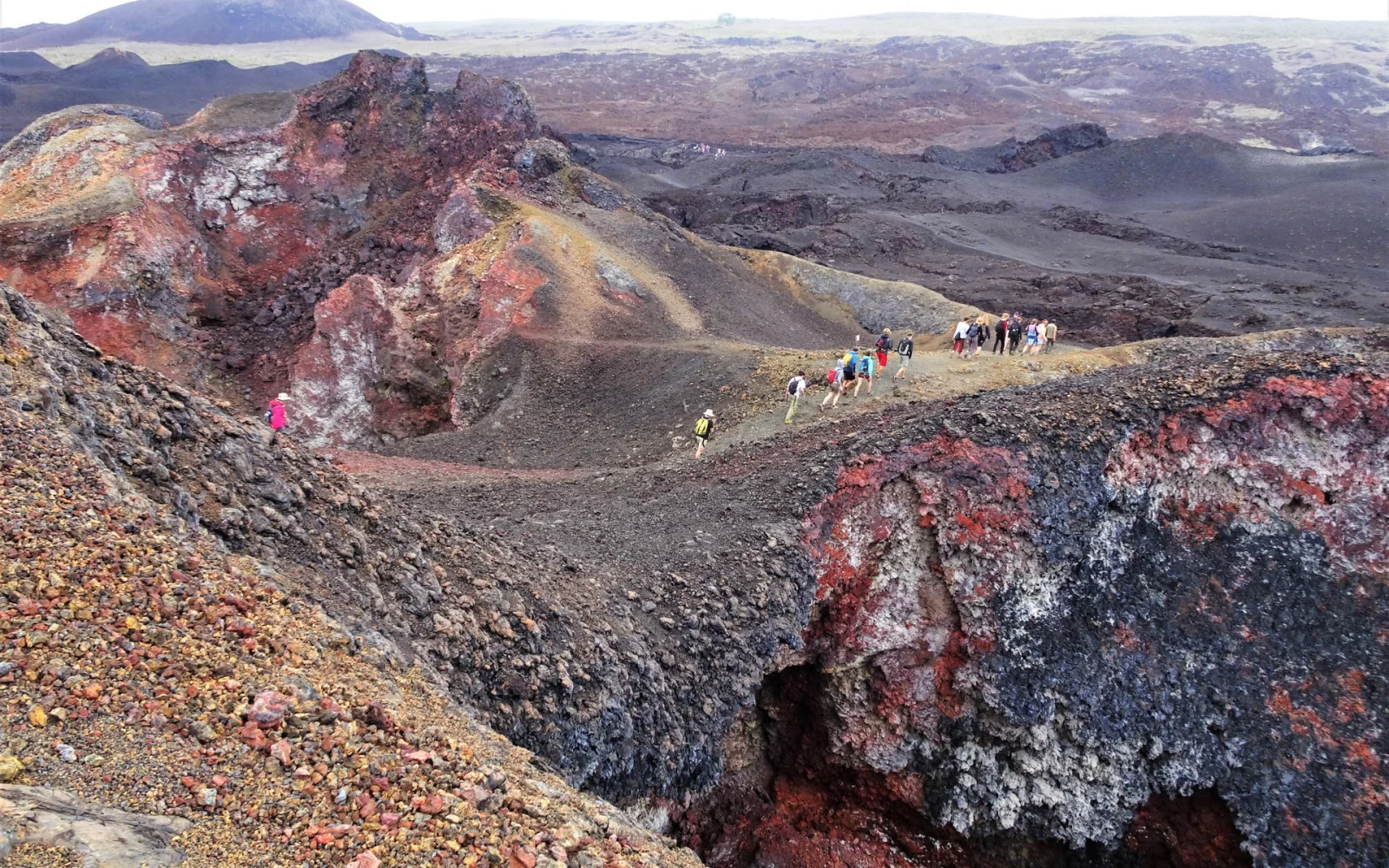 Zu Fuß geht es über die Vulkanlandschaft von Isabela.