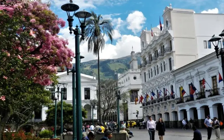 Anreise nach Quito mit panoramareichen Landeanflug