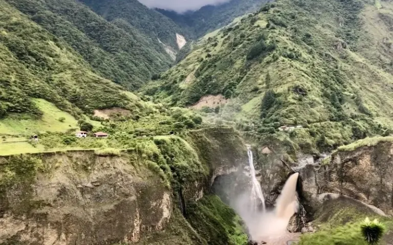  Baños: Wanderung entlang der Wasserfälle