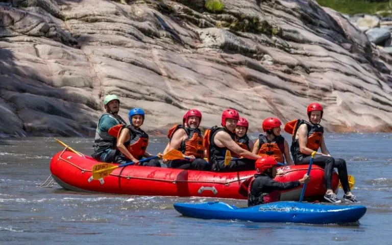 Fahrt Richtung Amazonas, Wildwasser-Rafting und Baden im Dschungel