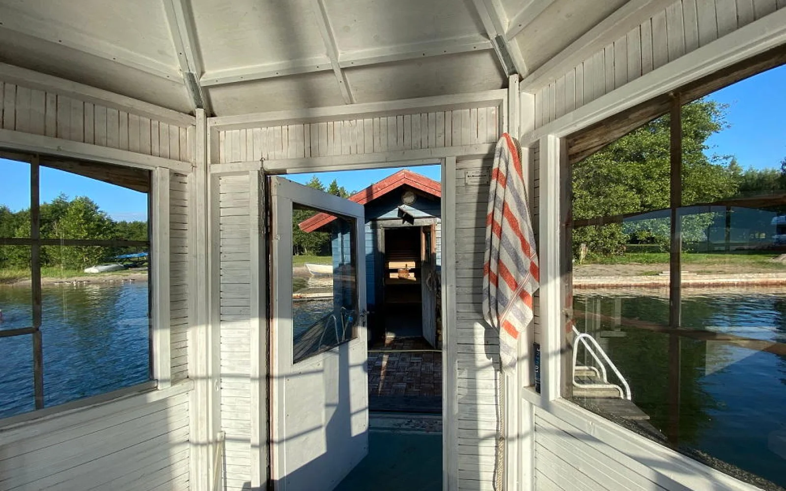Dort können Sie am Abend die einmalige schwimmende Sauna besuchen.