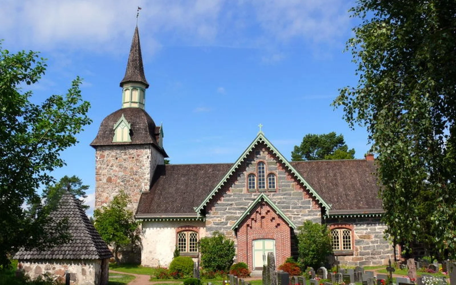 Die zauberhafte Inselkirche von Föglö kreuzt Ihren Weg. (c) Dieter Meyer
