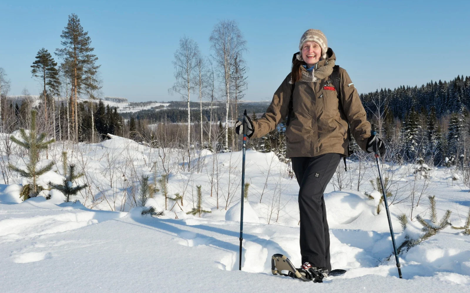 Sie erkunden die Natur auch mit Schneeschuhen, hier im Bild Ihre Reiseleiterin Minna.