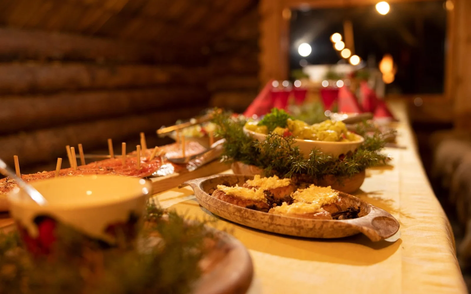 ... hier zum Abendessen. Passend zur Jahreszeit gibt es einmal auch typisch finnische Weihnachtsspezialitäten.