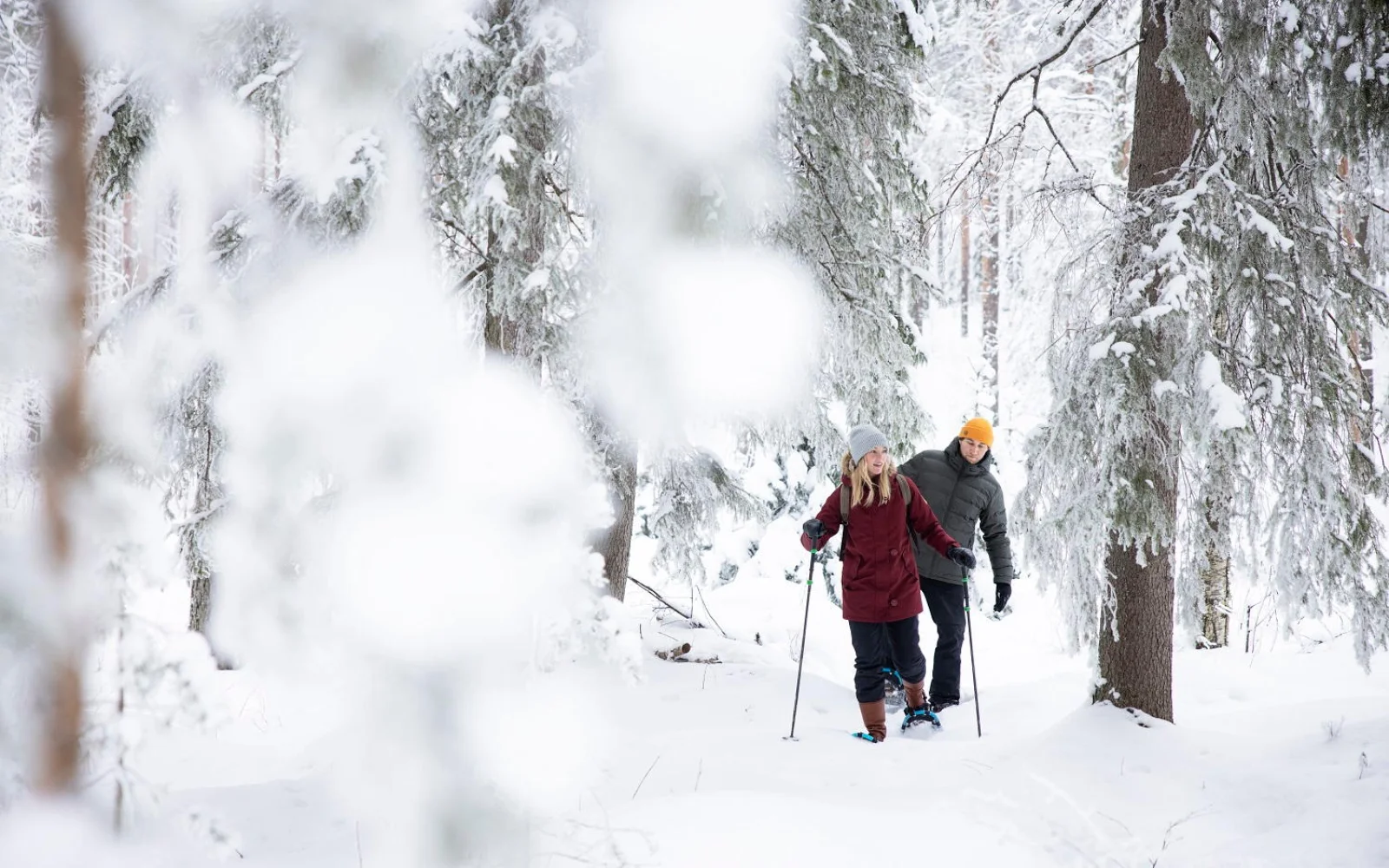 Sie wandern durch die verschneite karelische Winterlandschaft.