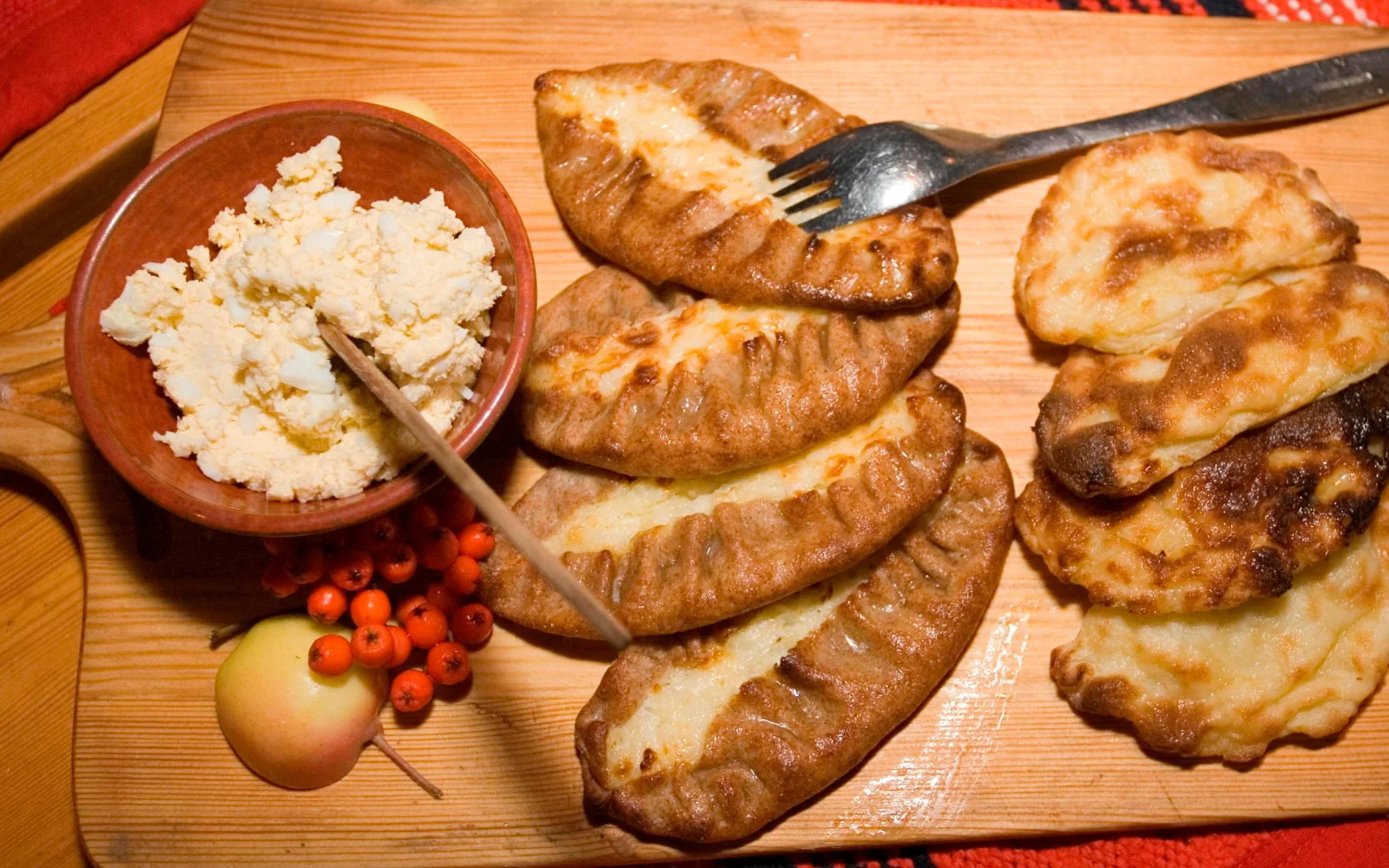 Minna verwöhnt Sie mit karelischen Spezialitäten, hier z. B. Piroggen mit Eibutter.