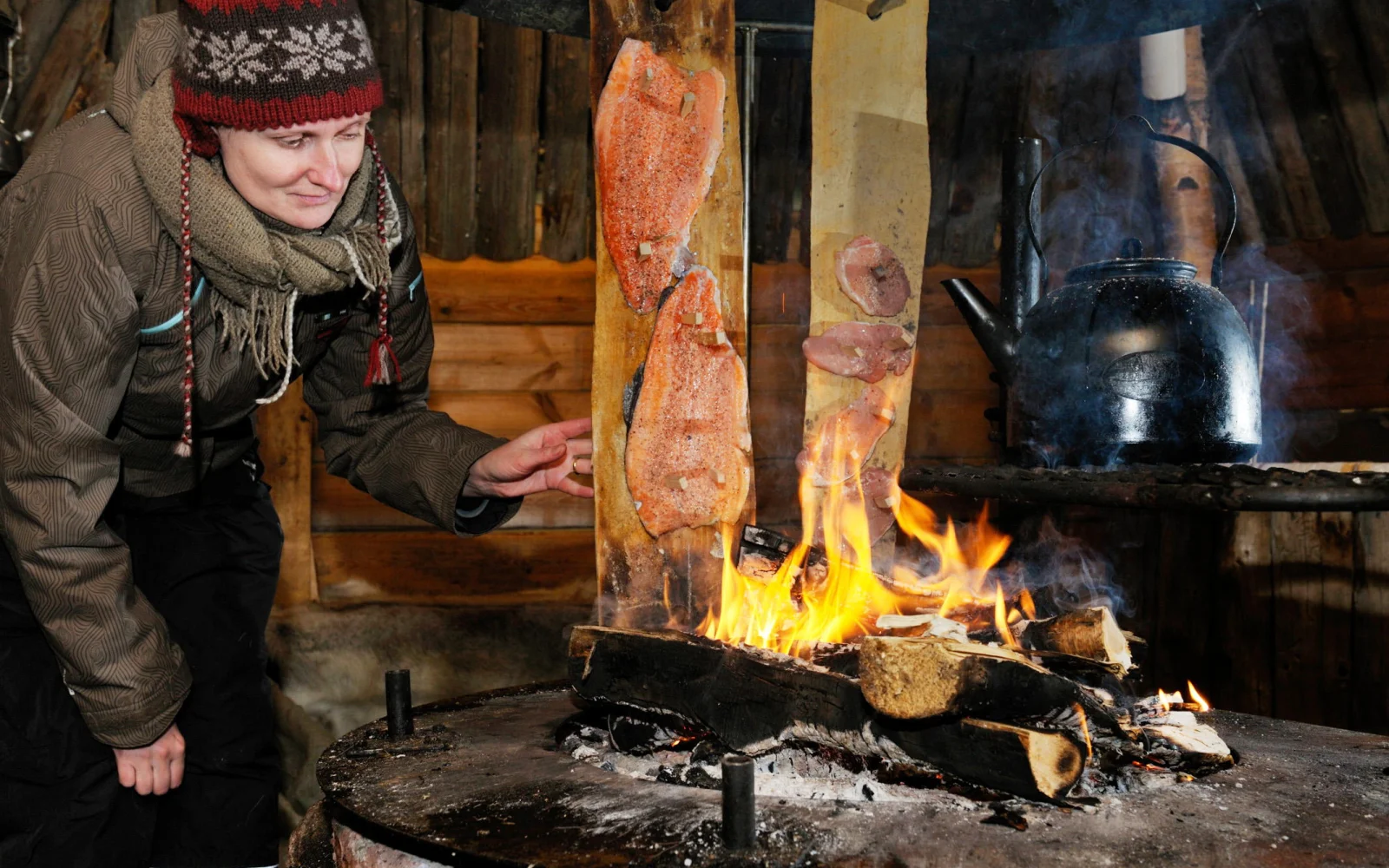 Der traditionell am offenen Feuer zubereitete Lachs krönt Ihren Abschlussabend.
