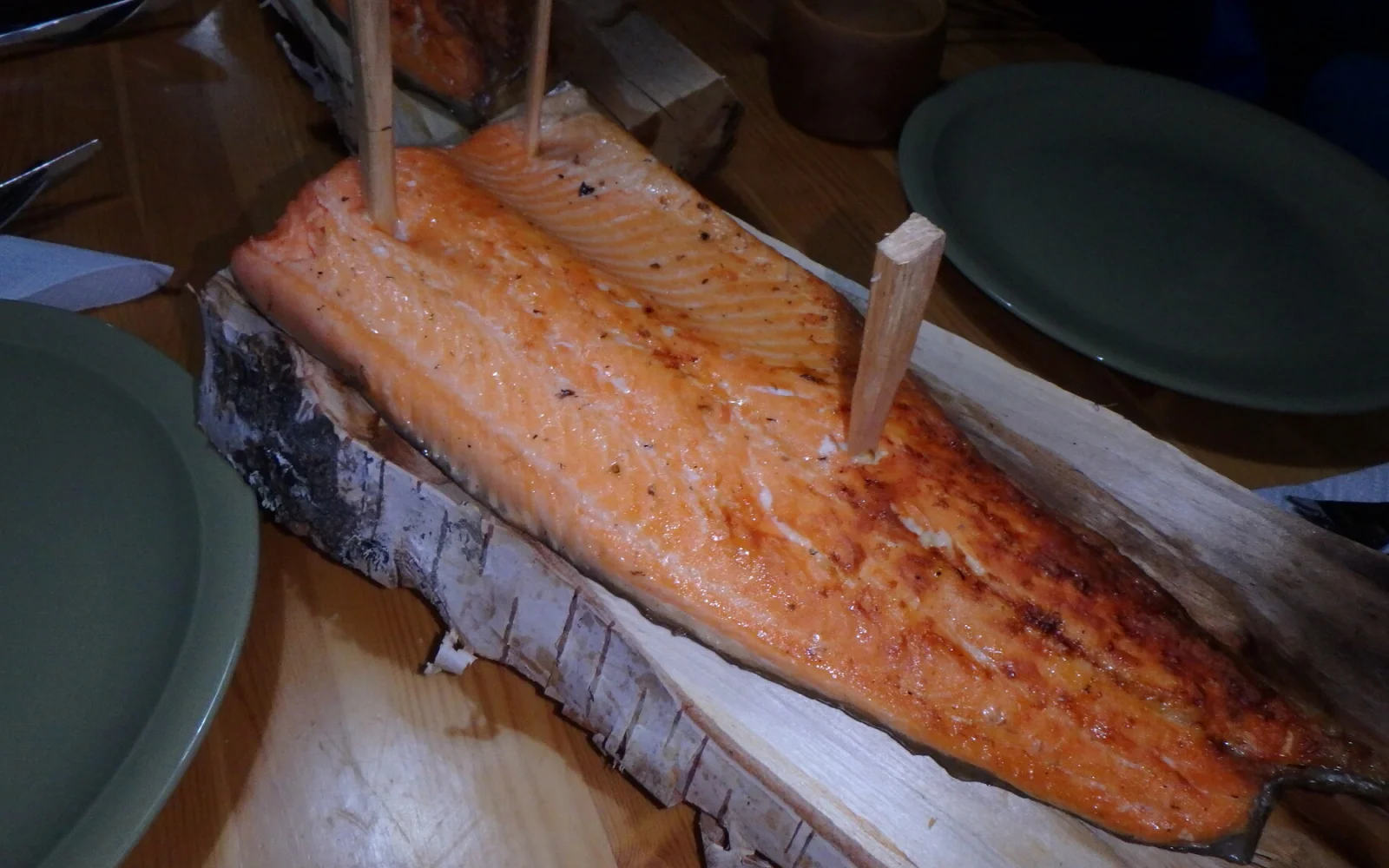 Auf Birkenholz gegrillter "Flammlachs" – eine der finnischen Köstlichkeiten, die Sie erwarten.