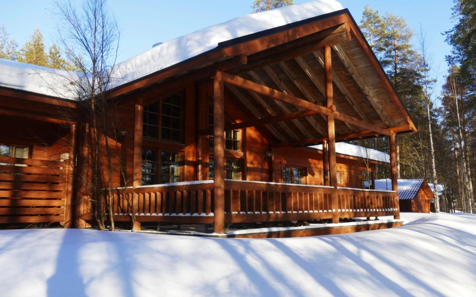 Die Huskyfarm mit großer Holzlodge liegt wunderschön am See, die Hunde sind immer an ihrer Seite, keine 100 Meter entfernt.