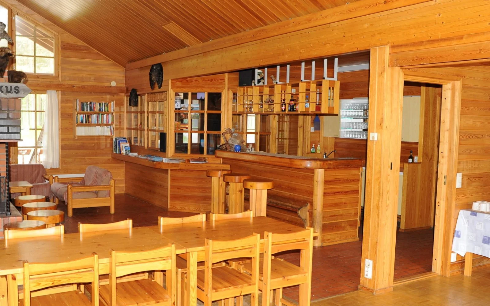 Ihre Mahlzeiten nehmen Sie in schönem Holzambiente im Haupthaus ein.