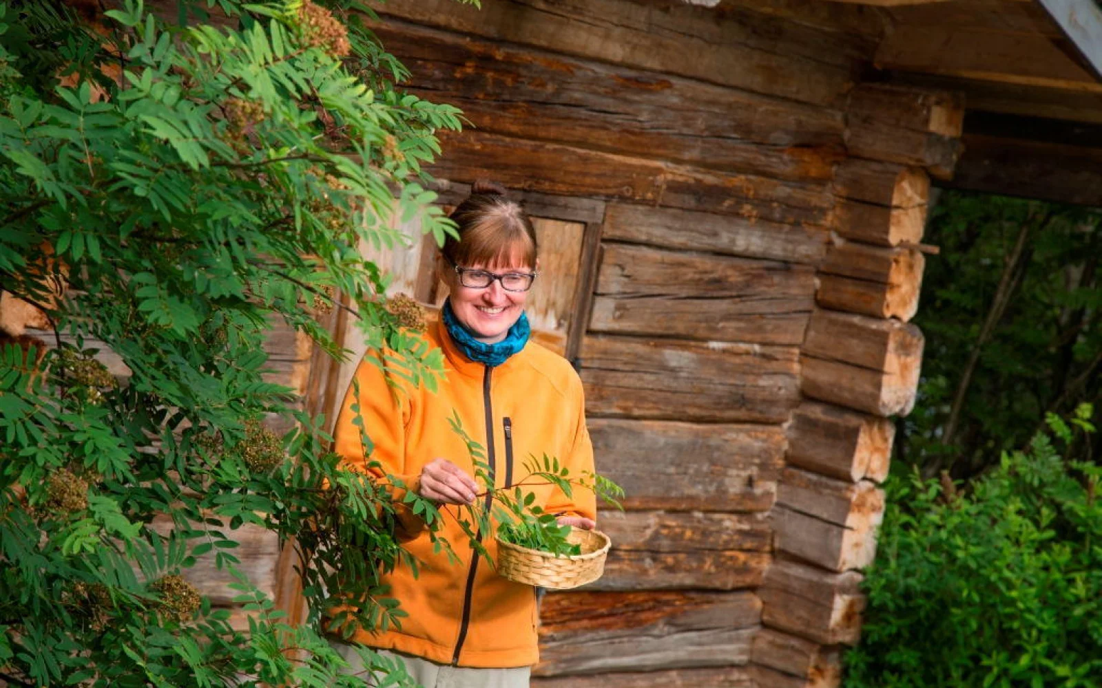 Ihre Wirtinnen, im Bild Minna, sind an Herzlichkeit nicht zu übertreffen! Am 2. Tag hält Minna einen Workshop zum Thema Wildkräuter, Beeren und Pilze. Gemeinsam zaubern Sie mit ihr Leckeres zum Mittag und als Mitbringsel für daheim.