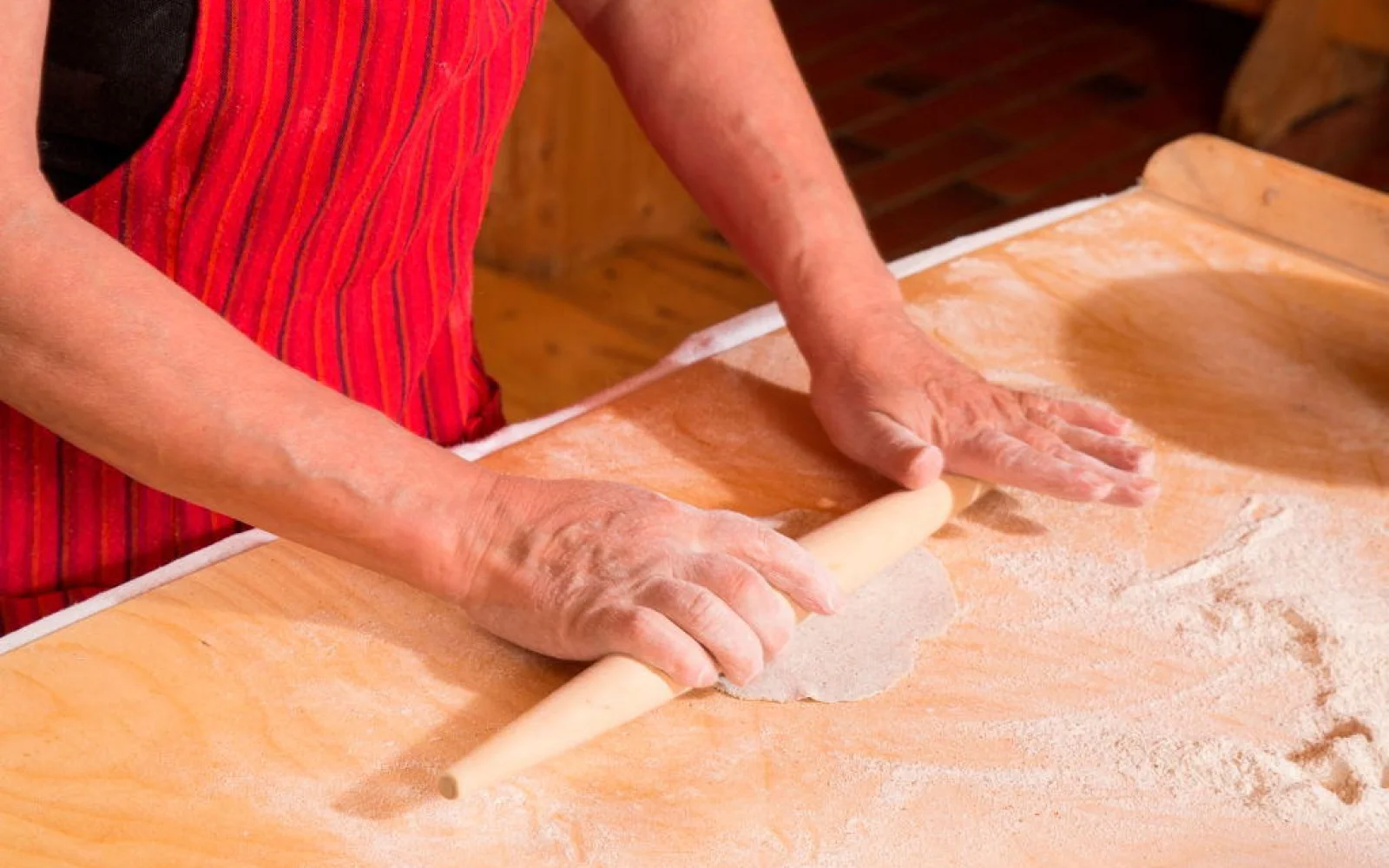 Minna bereitet mit Ihnen die Spezialität „karelische Piroggen” zu.