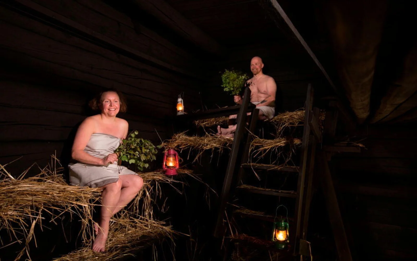 In der Rauchsauna probieren Sie Birkenzweigbüschel oder ein Büschel aus Weiden-, Vogelbeer- oder Wacholderzweigen aus...