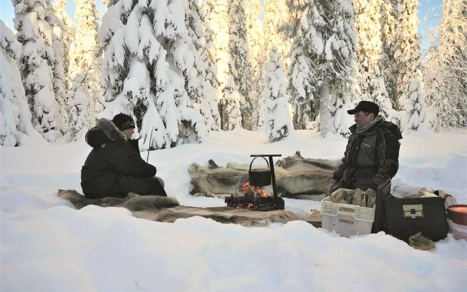 Unterwegs wird Pause im Schnee gemacht 