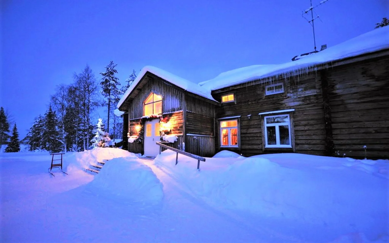 Das Haupthaus abends. Hier wird gemeinsam morgens und abends gegessen