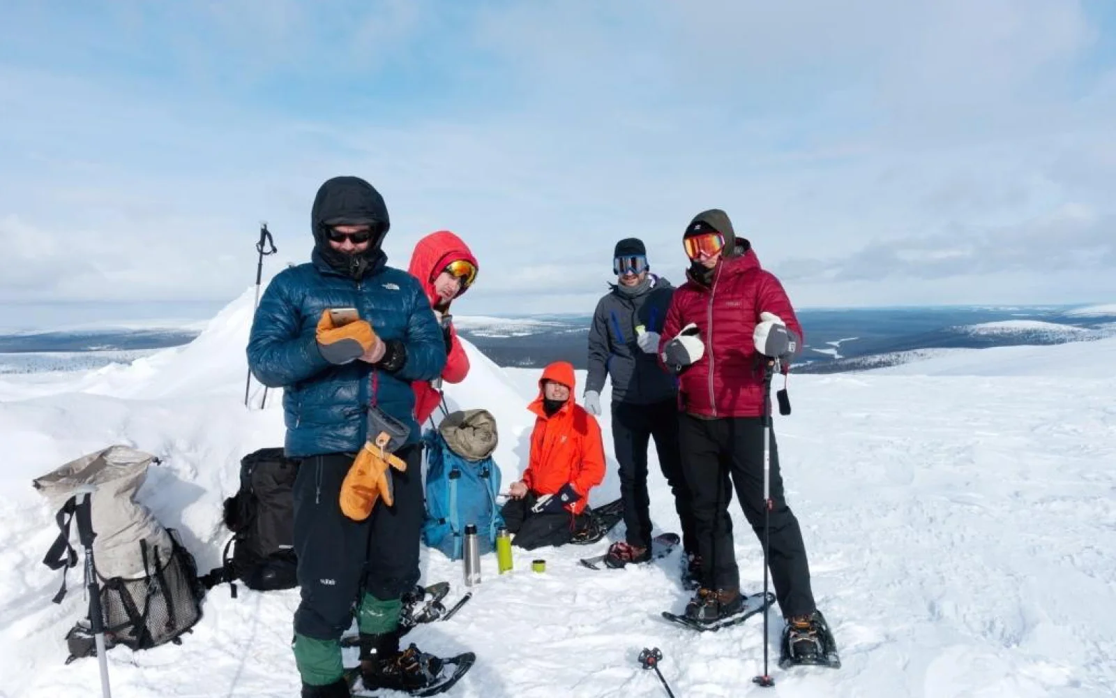Mit den Schneeschuhen geht es auf Fjällbesteigung, nach anstrengender Aufstiegsarbeit genießen Sie die weiten Ausblicke.