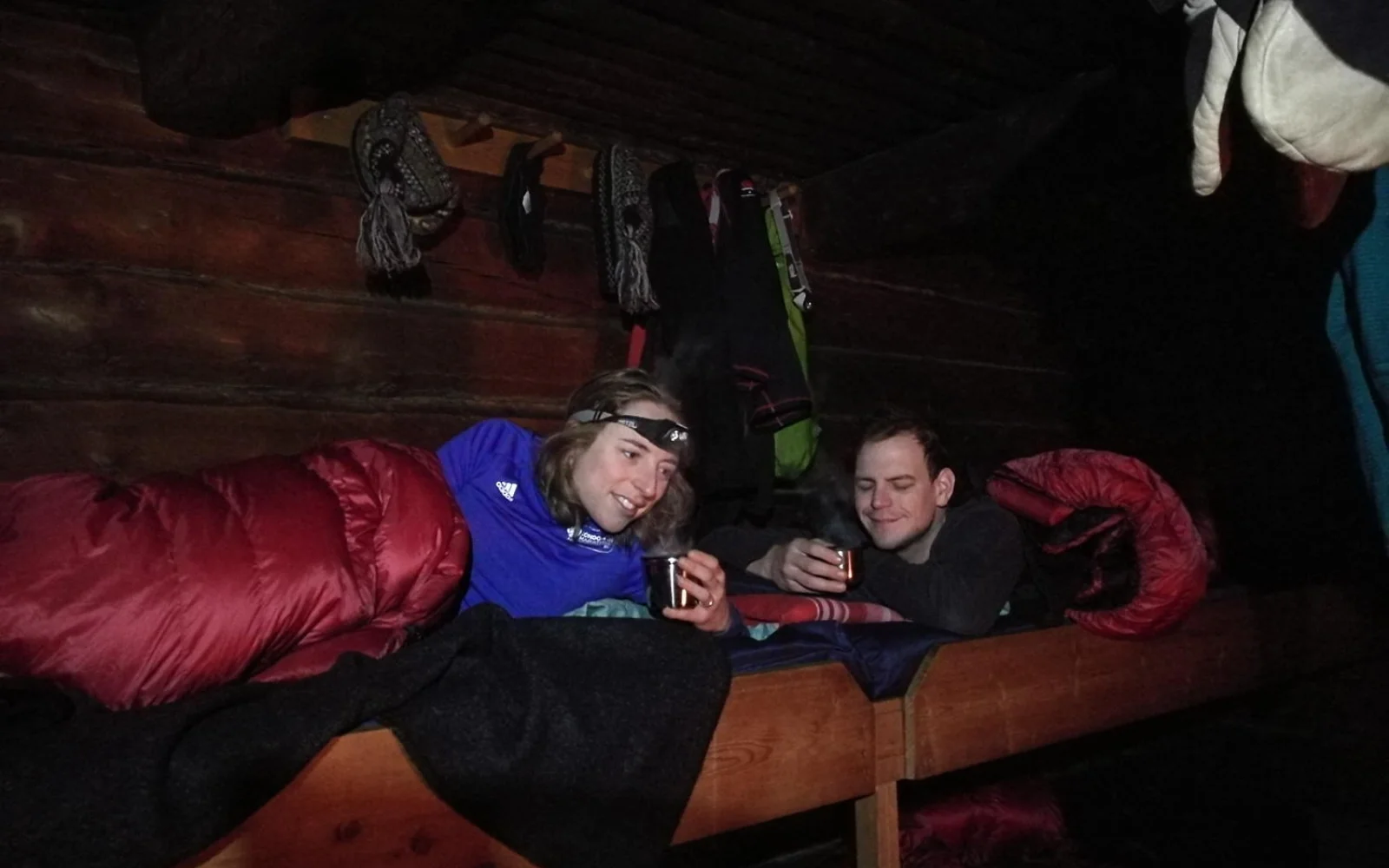 In den Wildnishütten gibt es zwar keinen Strom, jedoch eine schöne urige Stimmung.