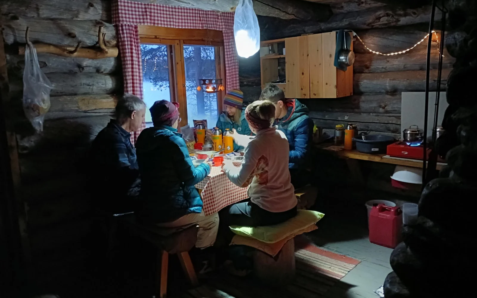Auf dem Rentierhof einer Sami-Familie übernachten Sie in urigen Blockhütten