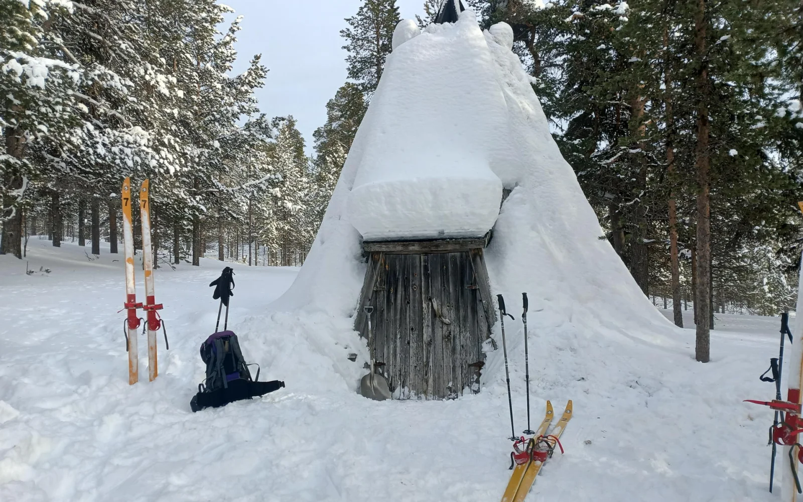 Stimmungsvolle Tipis mit Feuerstelle bieten den perfekten Ort für die Mittagsrast