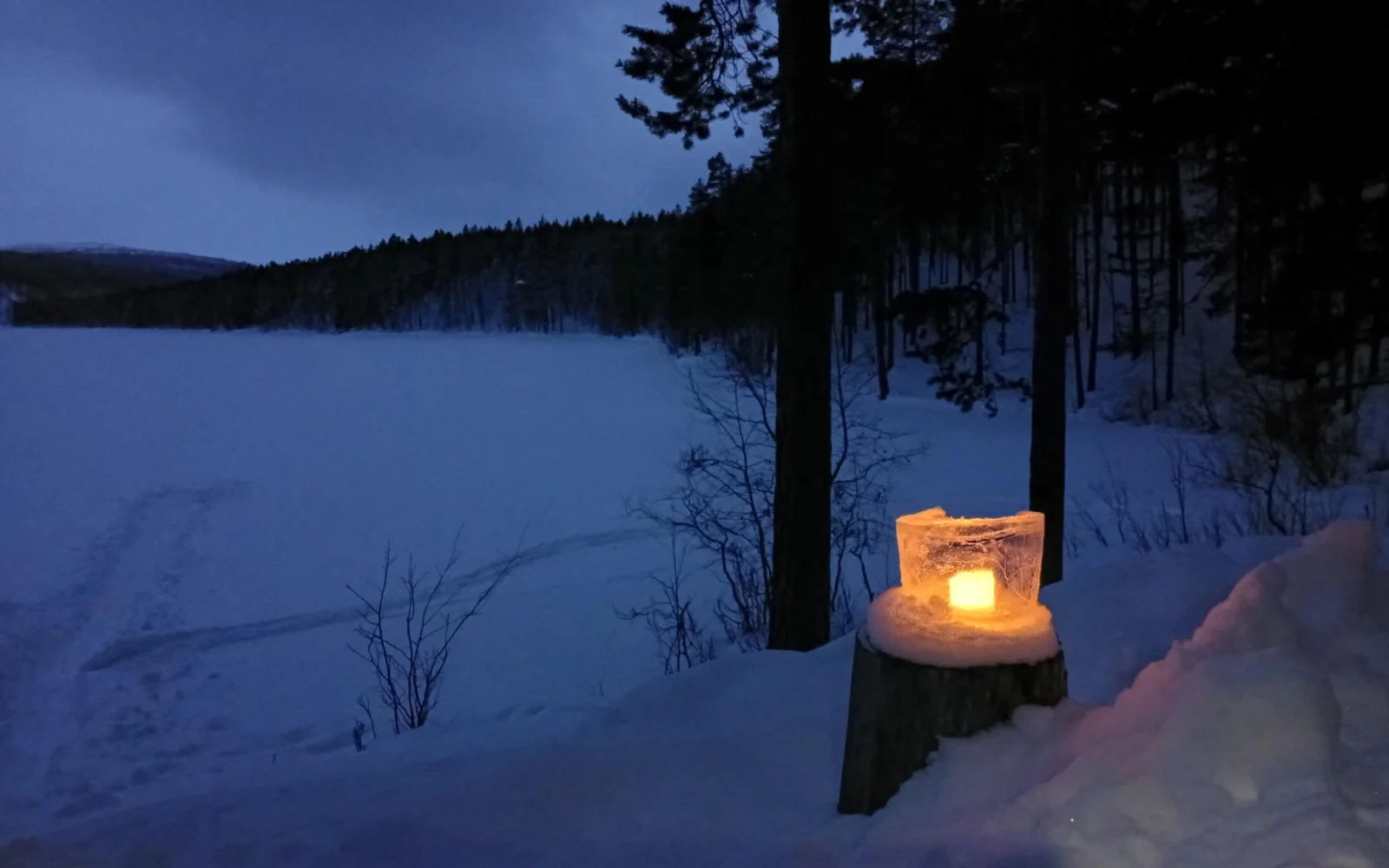 Am 6.Tag sägen Sie ein Eisloch in den See und schnitzen später Eislaternen 