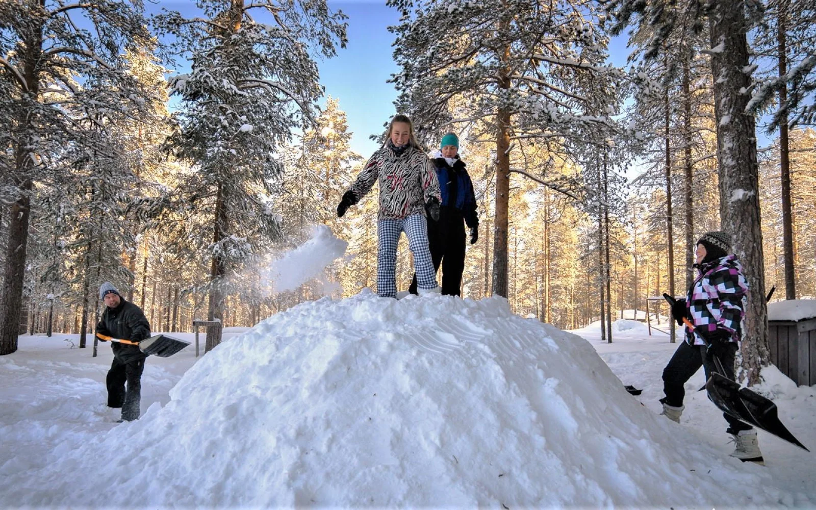 Am 7. Tag schaufeln Sie zusammen einen etwa 2 Meter hohen Schneehaufen