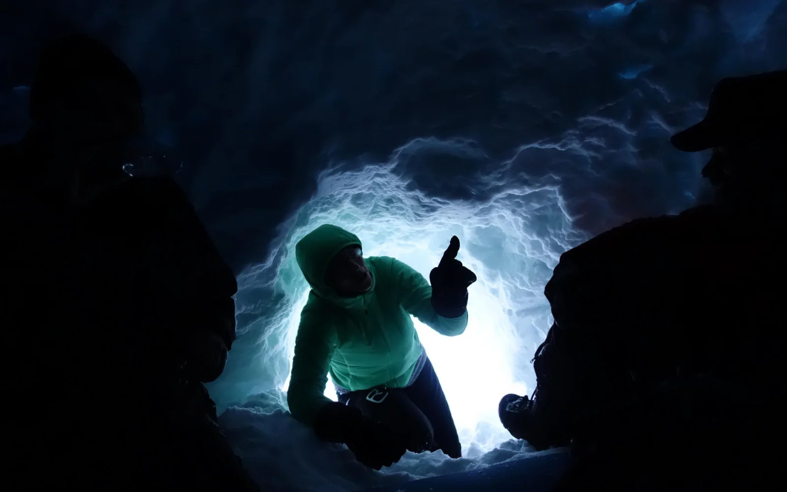 Danach höhlen Sie das Iglu aus, fertig ist die perfekte Wildnisunterkunft