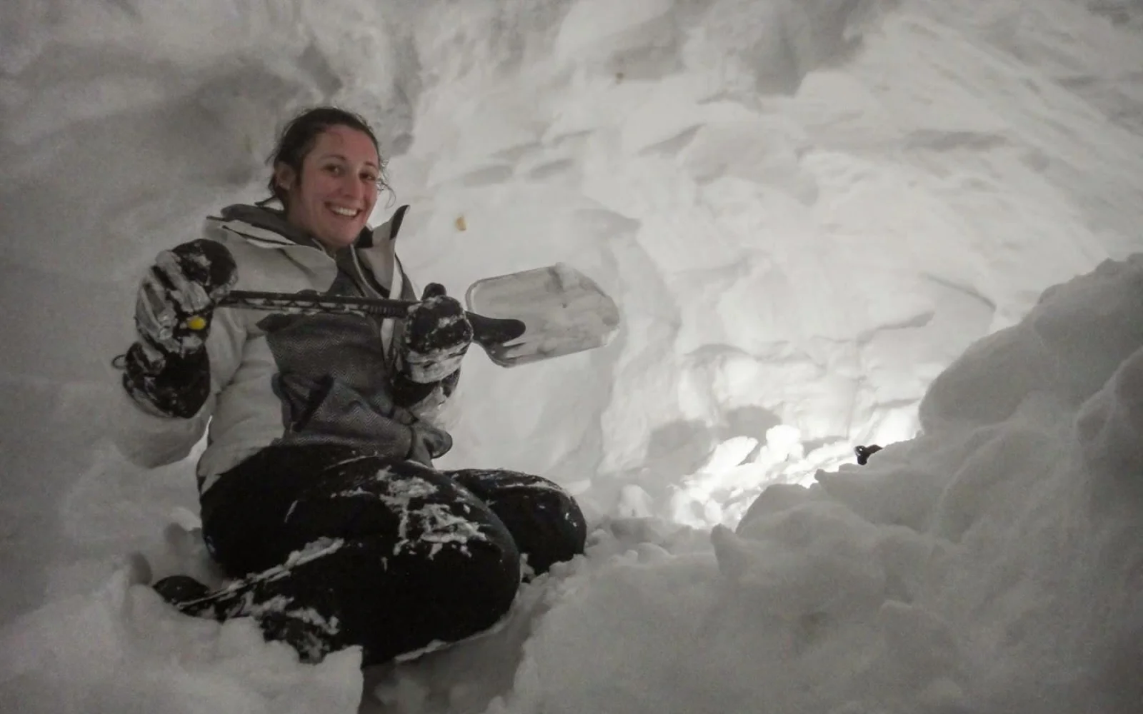  Mit Spaten und Schaufel bauen Sie Ihr eigenes Iglu