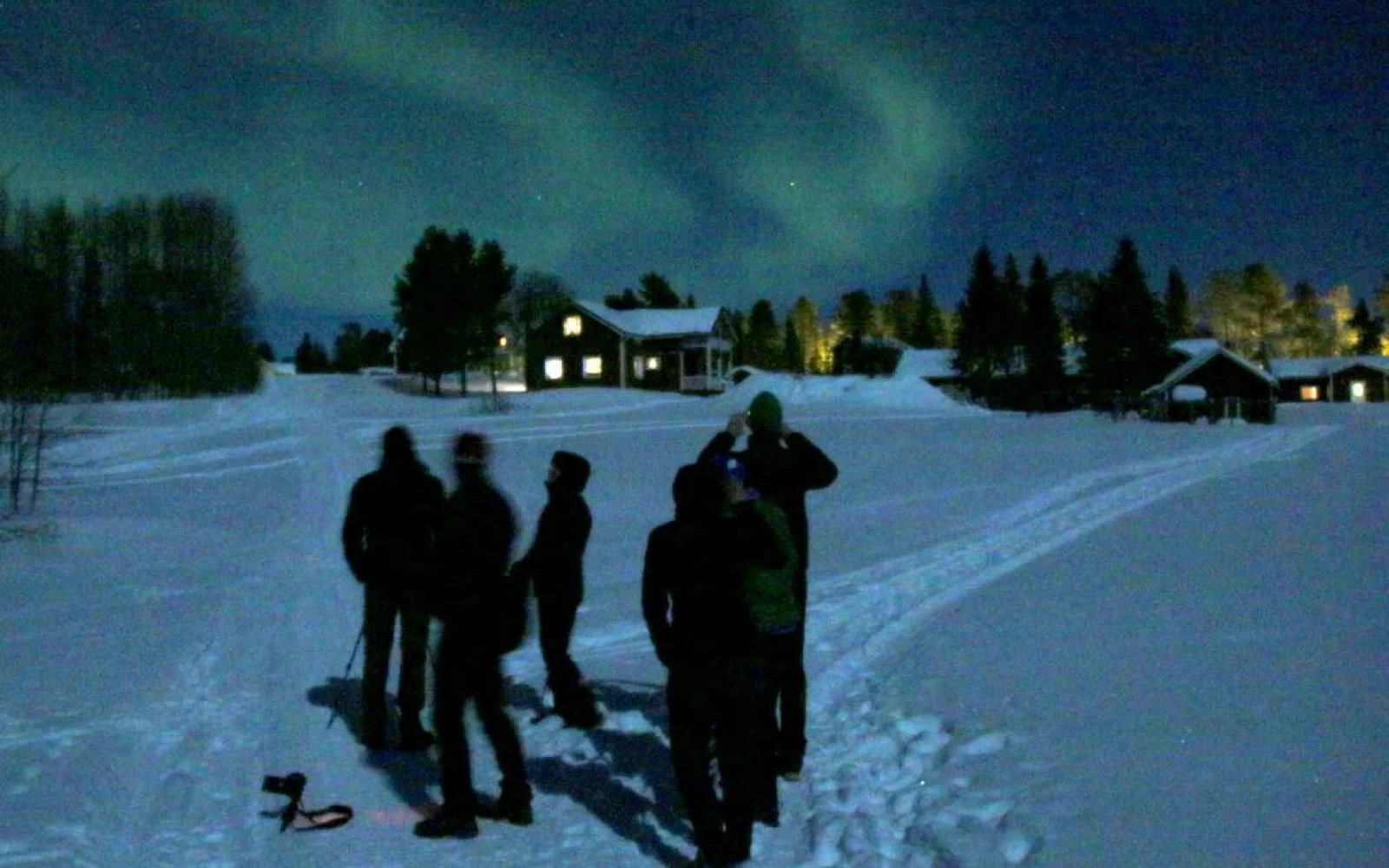 Wenn es abends Polarlichter gibt, zieht es die ganze Gruppe vor die Tür