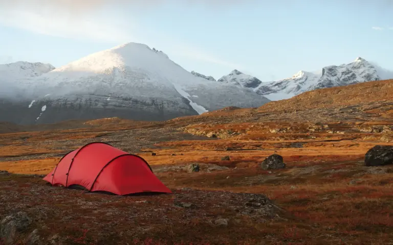 Zelttrekking mit idyllischen Lagerplätzen - in der Wildnis Lapplands.