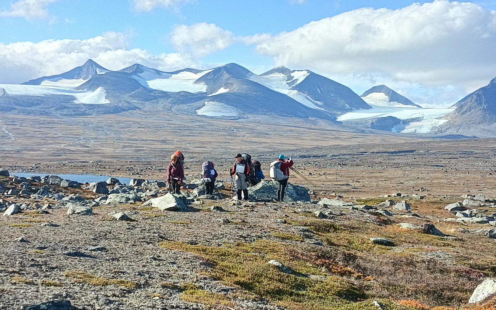 Der Berg Akka und die Gletscher ringsum scheinen zeitweise zum Greifen nah