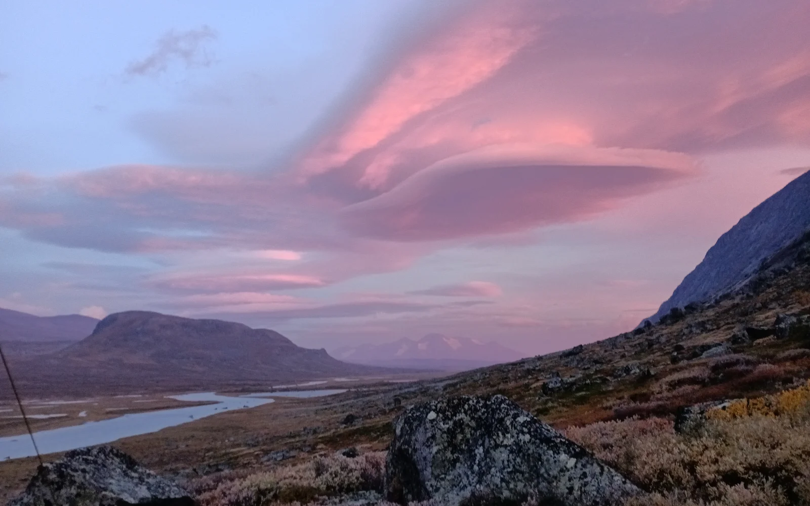 Abenddämmerung in Tjierra (Nordende des Guhkesvagge-Tals) durch die Zelttür