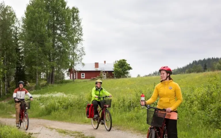 Mit dem Rad zum Gasthaus Laitalan Lomat und Saunaerlebnis am Flussufer