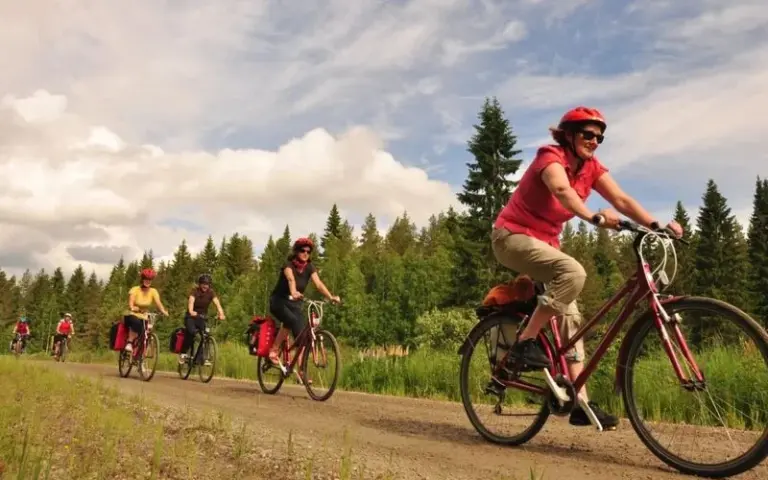 Spaziergang bei Bomba und Radtour über Nurmes zum Gasthaus Pihlajapuu