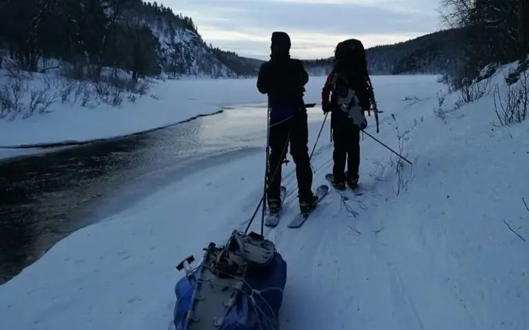 Start der Pulkatour und Wanderung am Flussufer zur ersten Wildnishütte