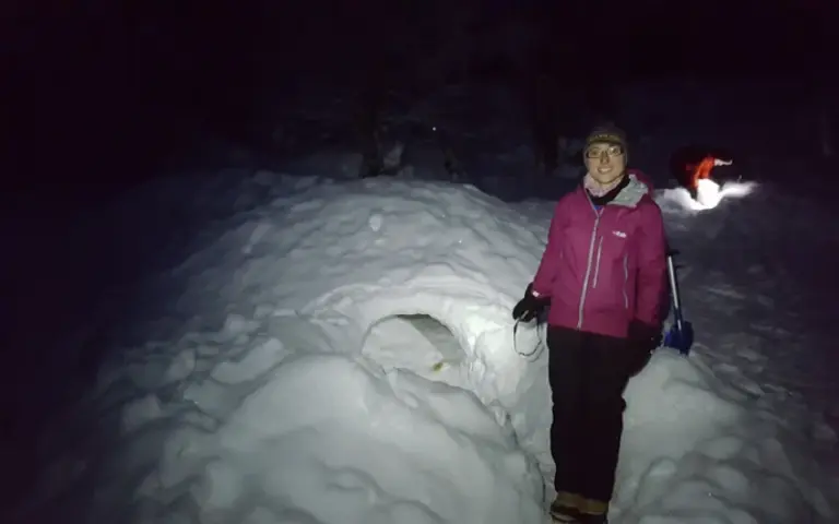 Kurze Skiwanderung und Iglubau