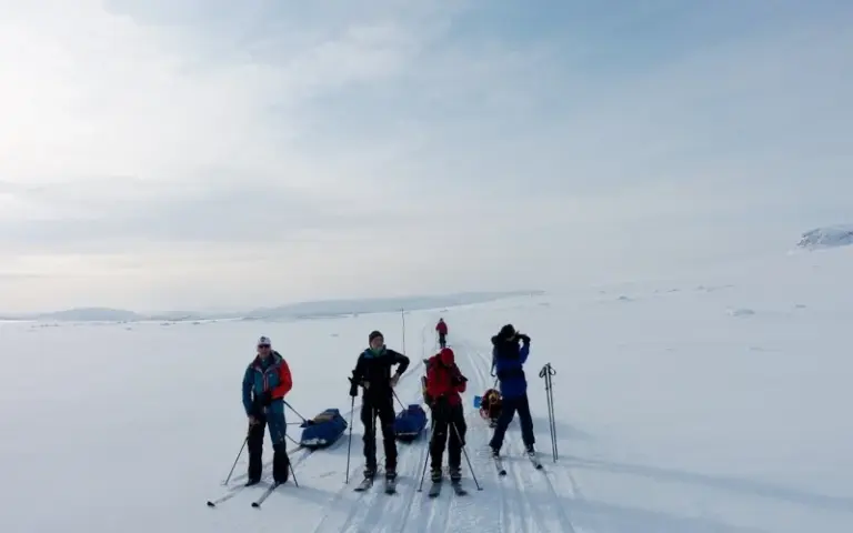 Durch den Pulverschnee zur fünften Wildnishütte