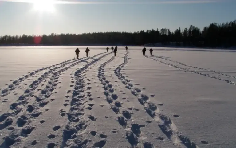 Schneeschuhwanderung zum Ausgangspunkt, Sauna und Bad im Eisloch