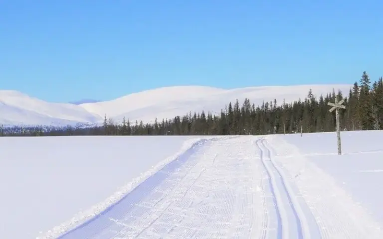 Skiwanderung von Keimiö ins Dorf Raattama