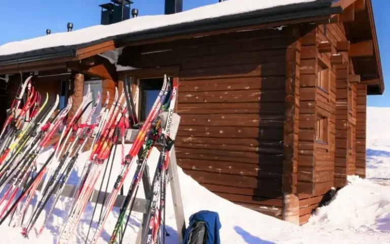 Skiwanderung über Fjällgipfel zur Wildnishütte Ketomella
