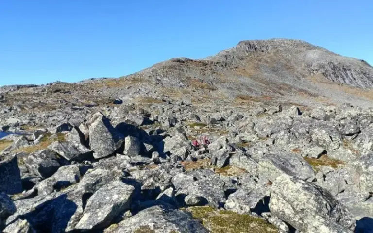 Durchs Steinlabyrinth am Berg Akka und Sonnenuntergang am Bergsee