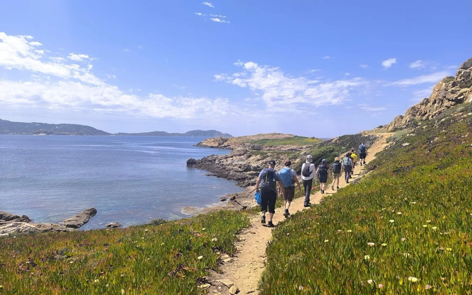 Einige der Wanderungen führen direkt am Meer entlang