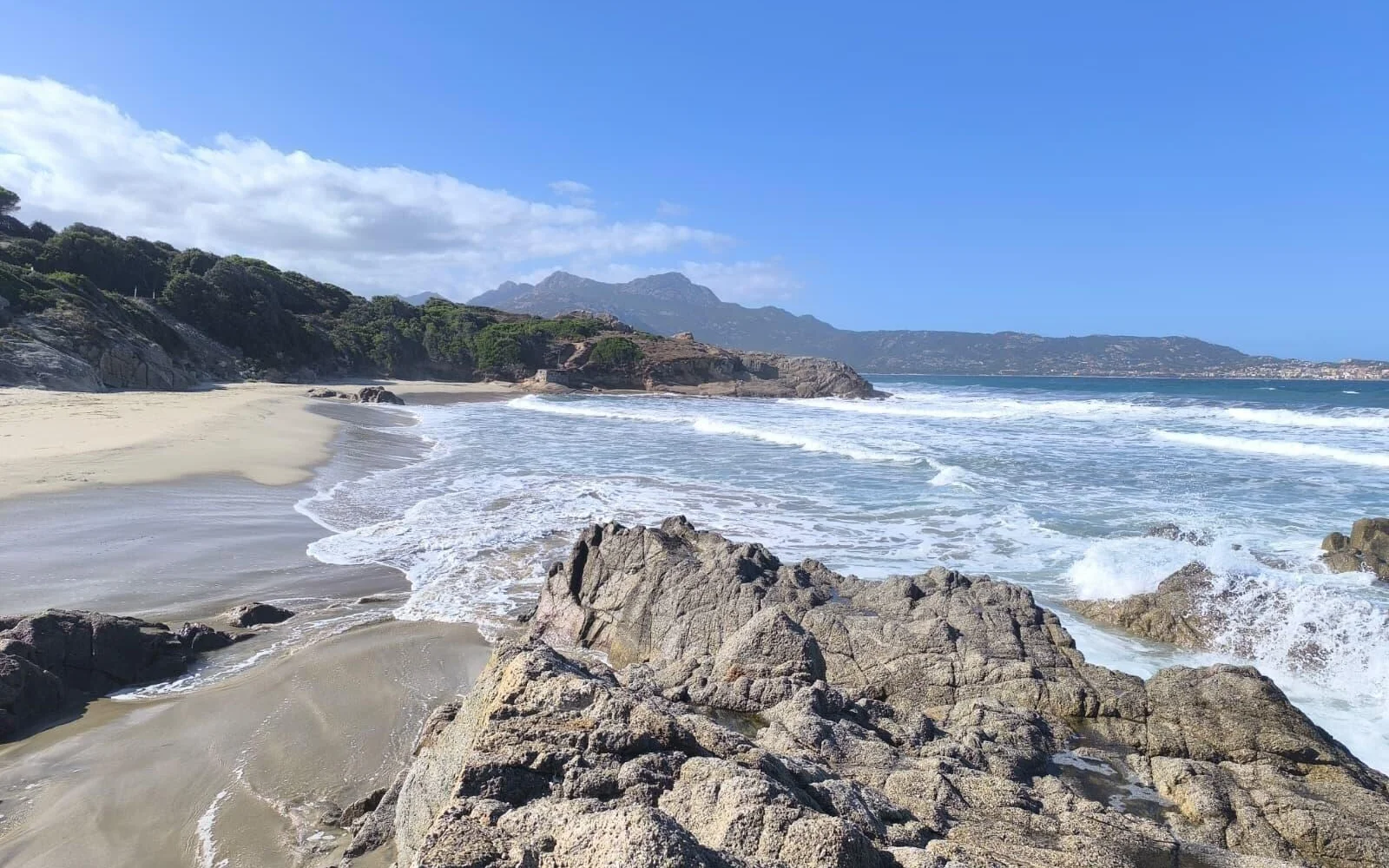 Die Küste an der Balagne ist für ihre schönen Strände und kristallklares Wasser bekannt.