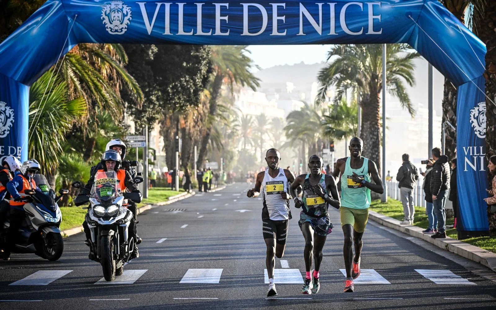 Der Start erfolgt auf Nizza's Prachtstrasse Promenade des Anglais