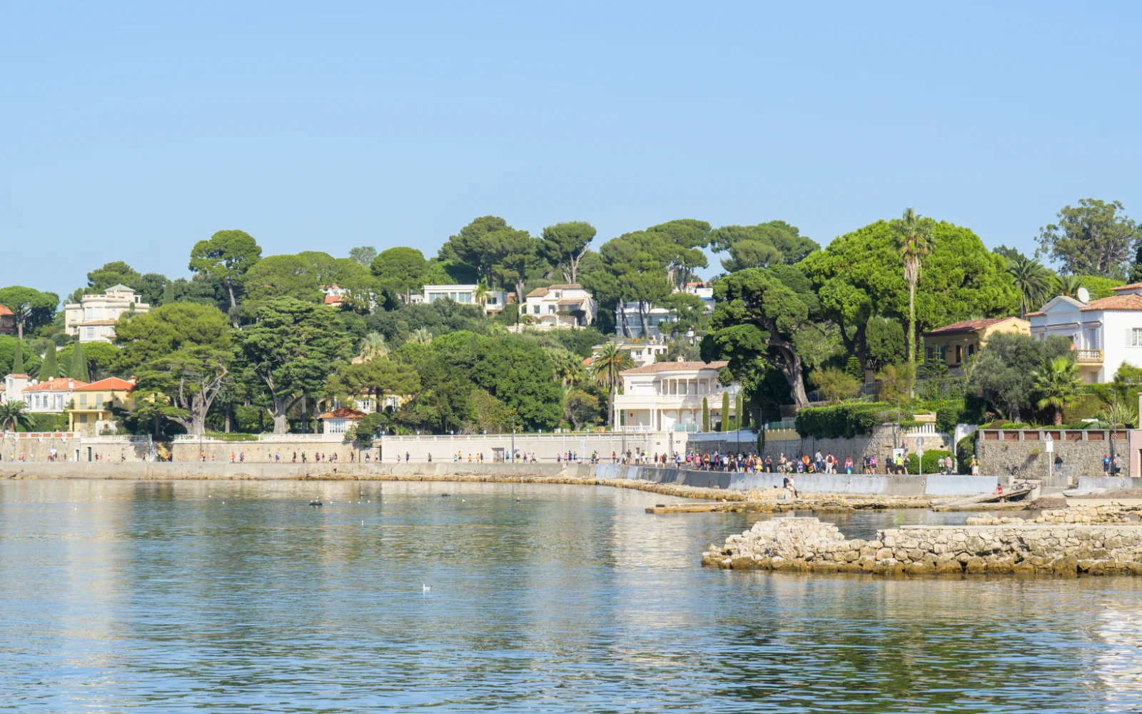 Vom Start weg verläuft der Kurs an der französichen Riviera entlang...