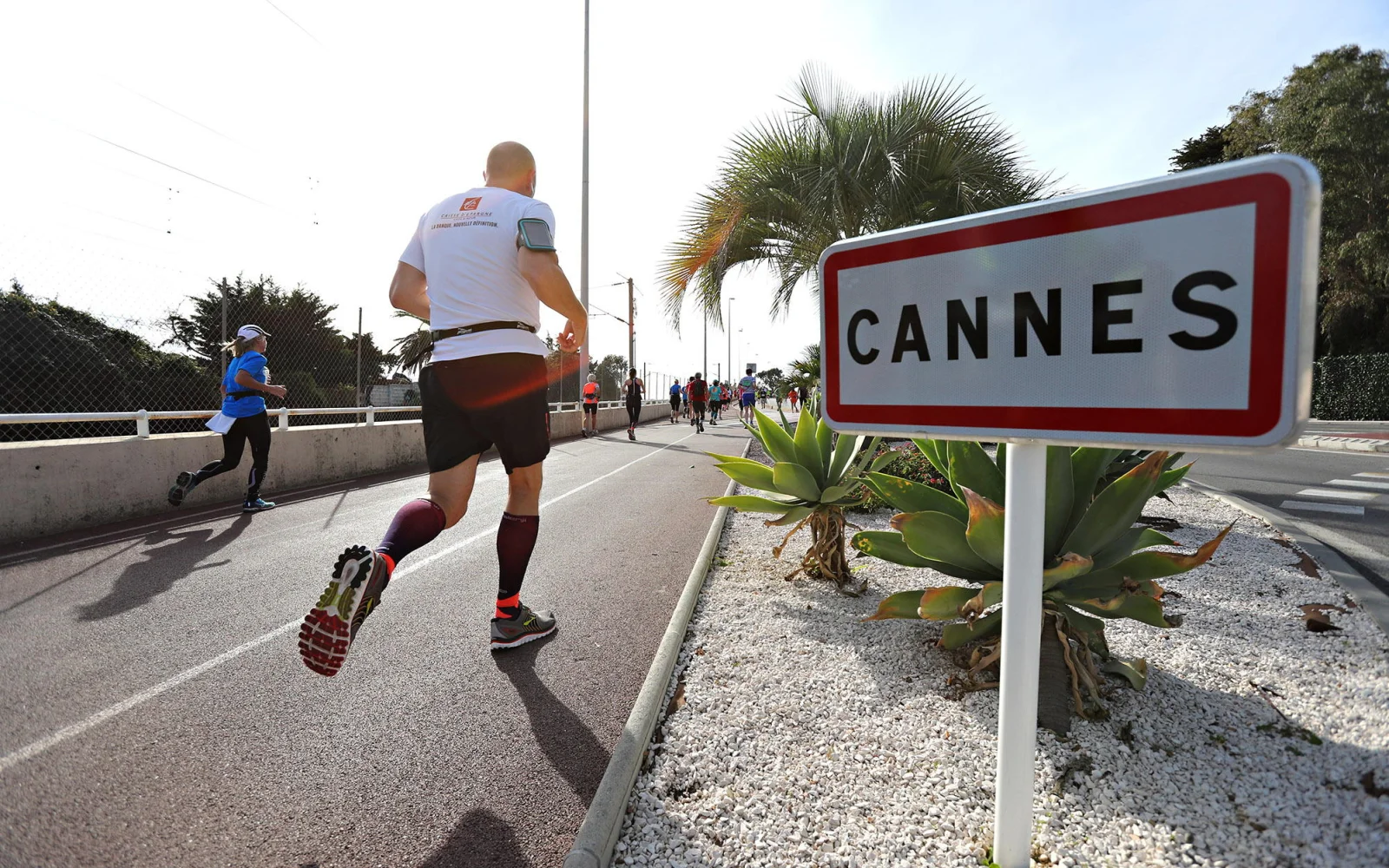 Am Ortseingang von Cannes ist es für alle Marathonis nicht mehr weit...